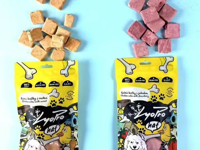 Kuřecí kostky s mrkví a s jahodou vysypané ze sáčků